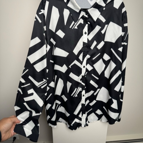 PrettyLittleThing Plus Black Abstract Print Oversized Shirt - Picture 3 of 9